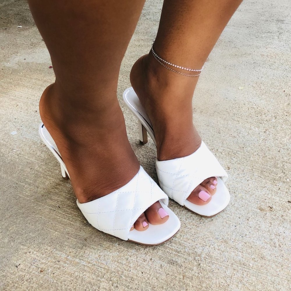 WOMENS WHITE QUILTED KITTEN HEEL SANDALS SIZE 9